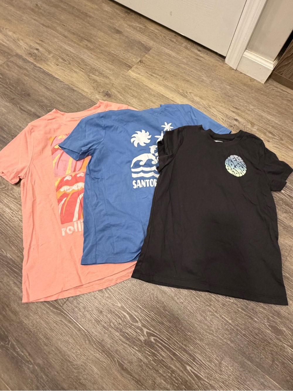 abercrombie kids 3-Pack Graphic Tees in Coral, Blue & Black
